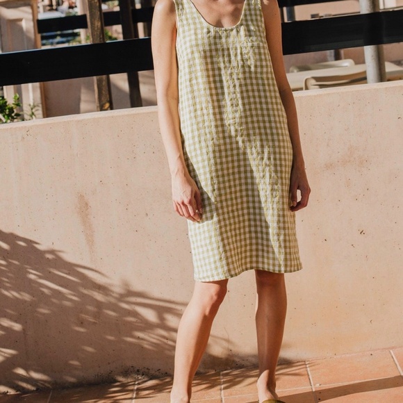 Not Perfect Linen Sicily Dress in S/M, Magenta - Picture 3 of 3